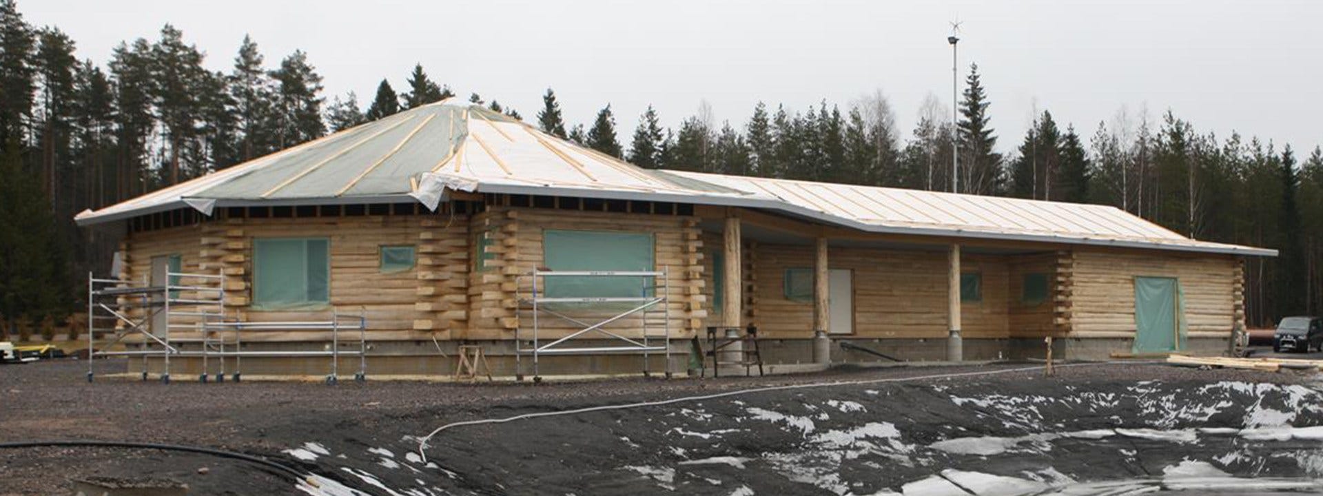 Byggde ett åttkantigt hus i aspvirke i Finland